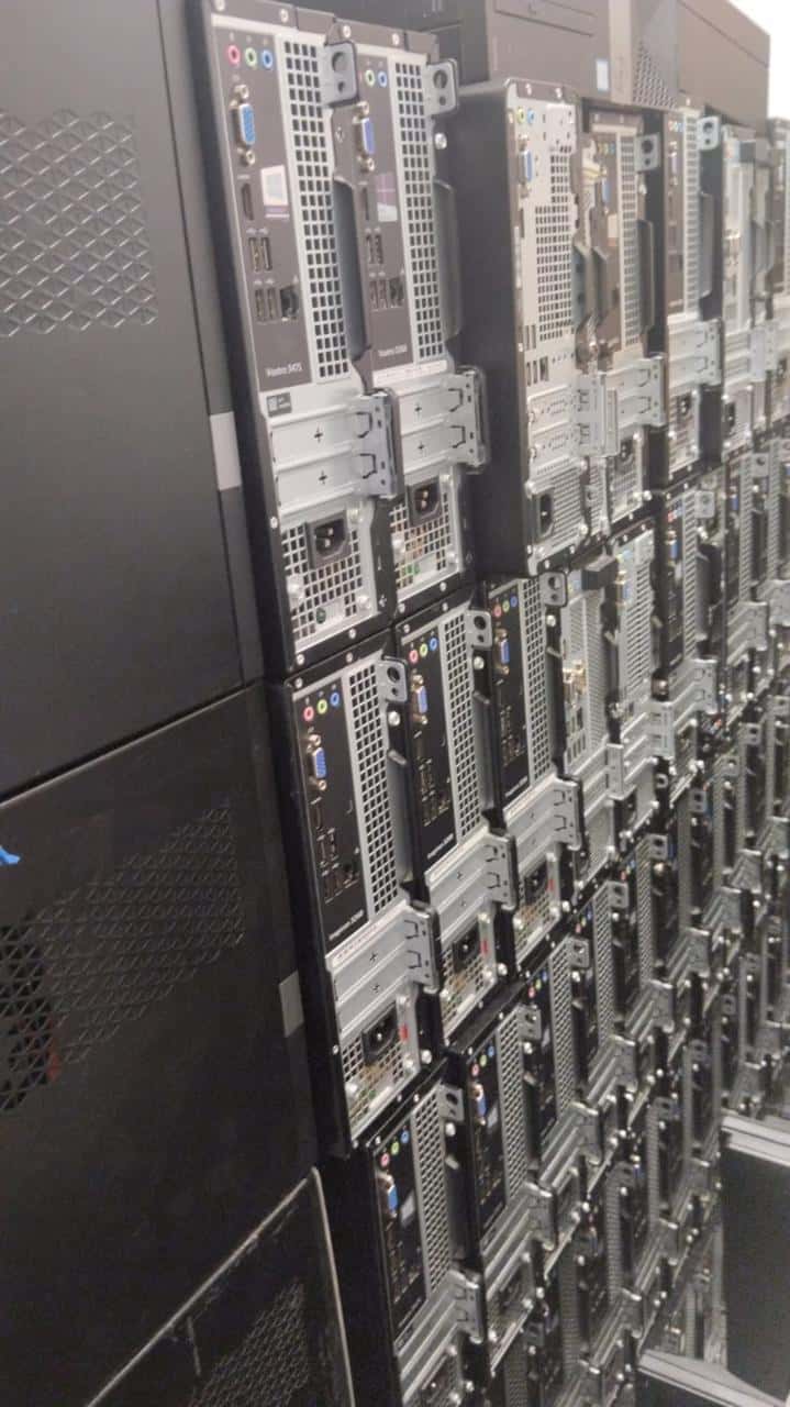 Hileras de torres de computadora recolectadas y acomodadas para su reciclaje